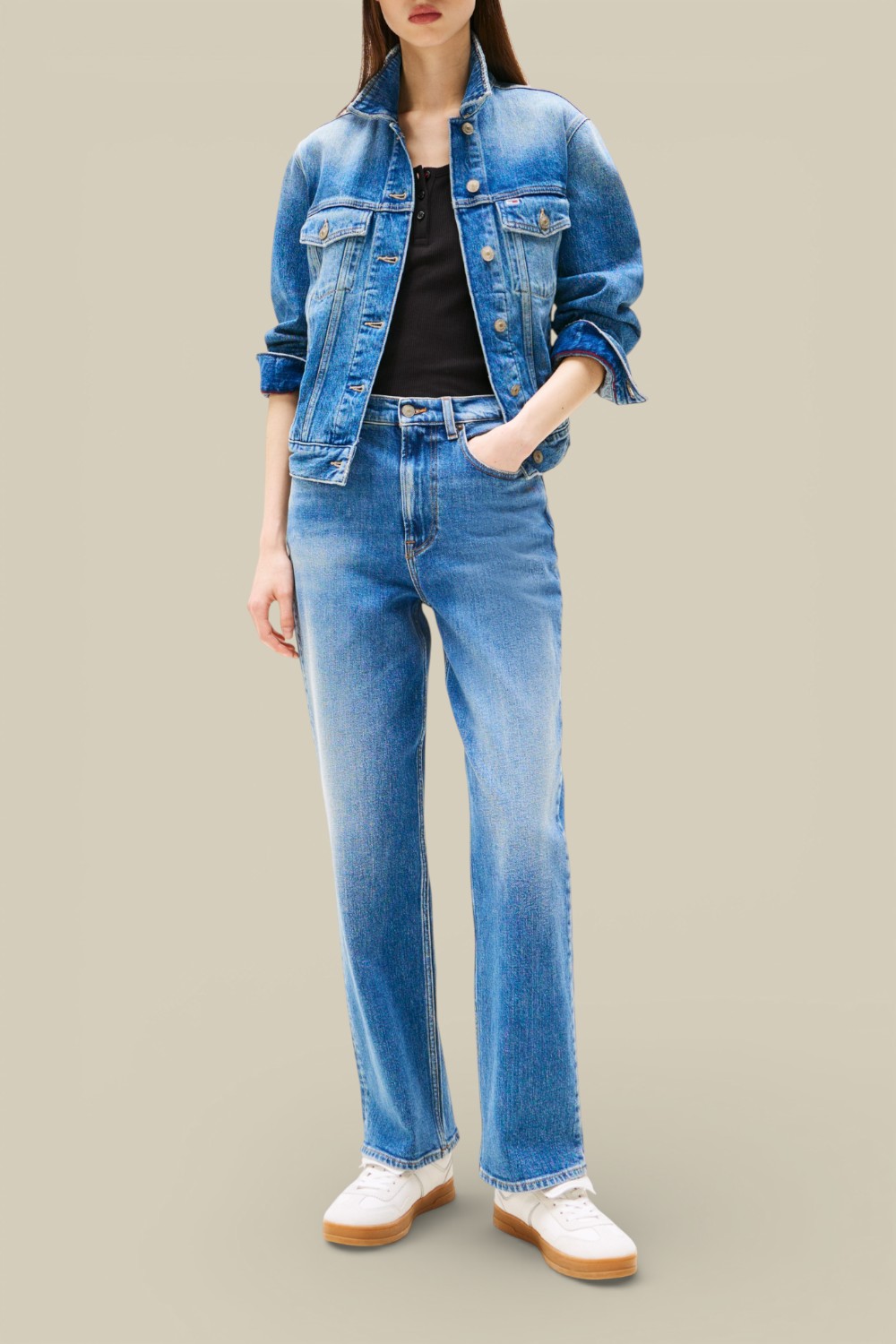 תמונת כל הלוק של ג'ינס בגזרת סלים